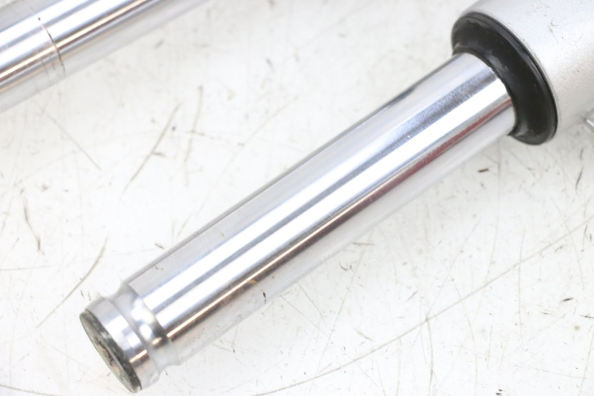 photo de FORKS LEG PEUGEOT KISBEE 4T 50 (2018 - 2022) - Distinctive features