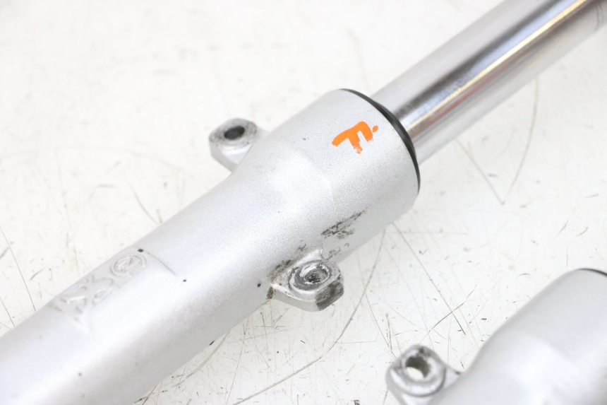 photo de FORKS LEG PEUGEOT KISBEE 4T 50 (2018 - 2022) - Technical close-up
