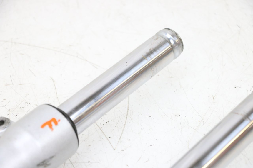 photo de FORKS LEG PEUGEOT KISBEE 4T 50 (2018 - 2022) - Fixing points details