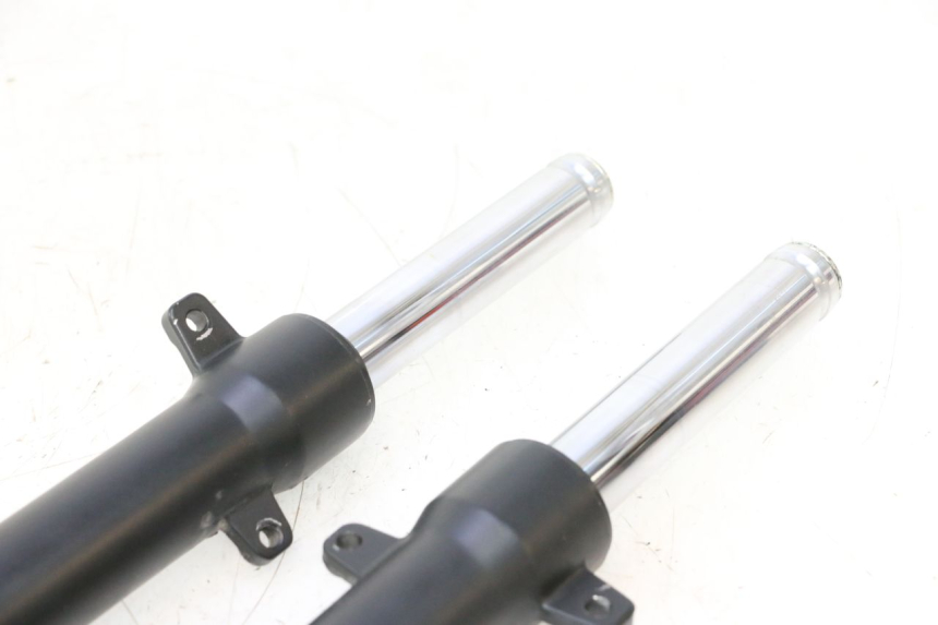 photo de FORKS LEG PEUGEOT KISBEE 4T 50 (2023 - 2026) - Distinctive features