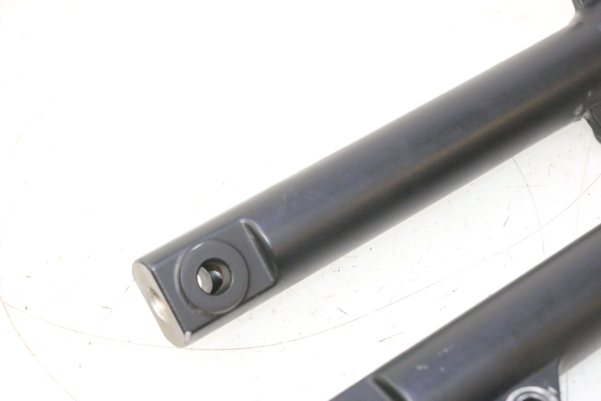 photo de FORKS LEG PEUGEOT KISBEE 4T 50 (2023 - 2026) - High-resolution close-up