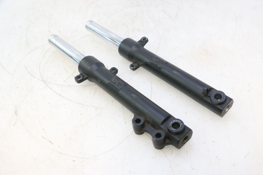 photo de FORKS LEG PEUGEOT KISBEE 4T 50 (2023 - 2026) - Alternative perspective