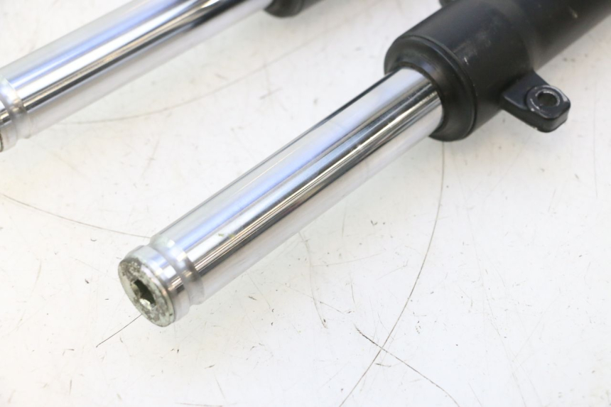 photo de FORKS LEG PEUGEOT KISBEE 4T 50 (2023 - 2026) - Technical close-up