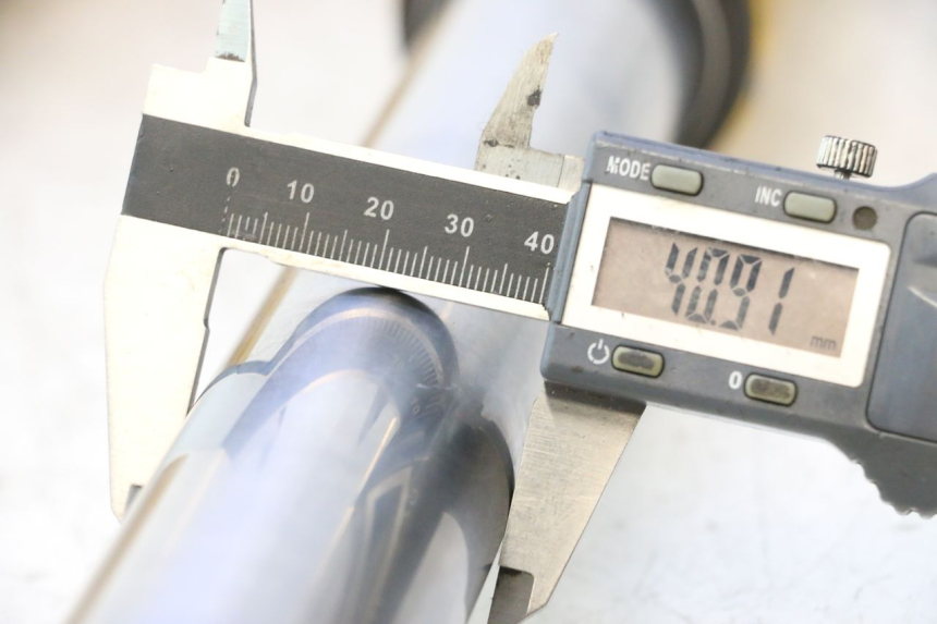 photo de FORKS LEG RIEJU MRT PRO SUPERMOTARD 50 (2007 - 2018) - Focus on structure