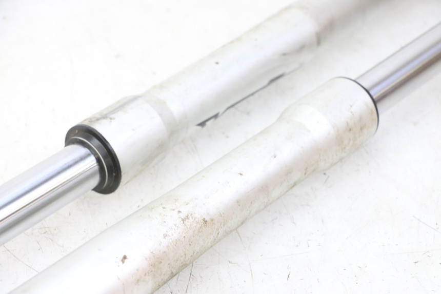 photo de FORK TUBE APOLLO RFZ 150 - High-resolution close-up