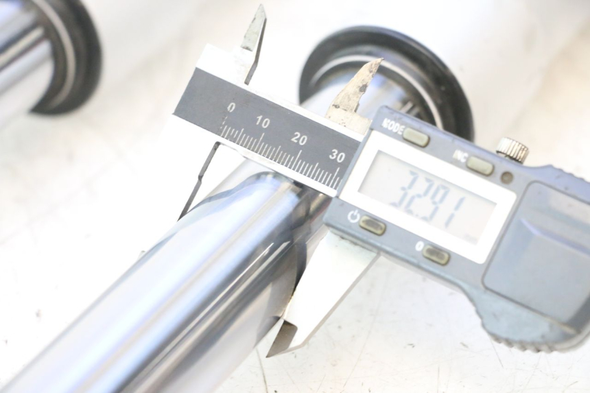 photo de FORK TUBE APOLLO RFZ 150 - Alternative perspective