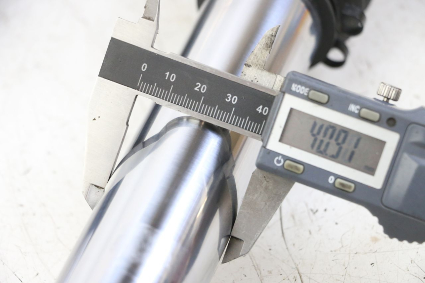 photo de FORKS LEG ROYAL ENFIELD SCRAM 411 (2022 - 2024) - Component detail