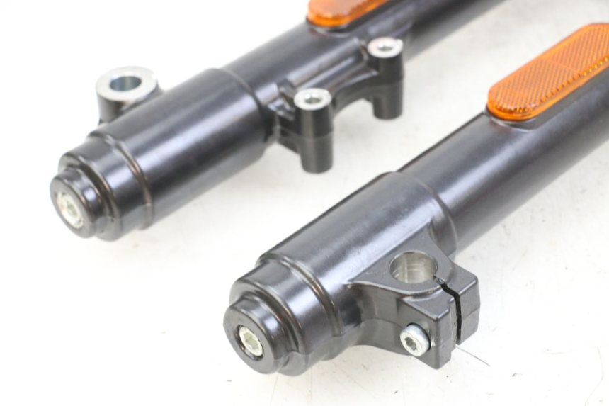 photo de FORKS LEG ROYAL ENFIELD SCRAM 411 (2022 - 2024) - Additional view of the item