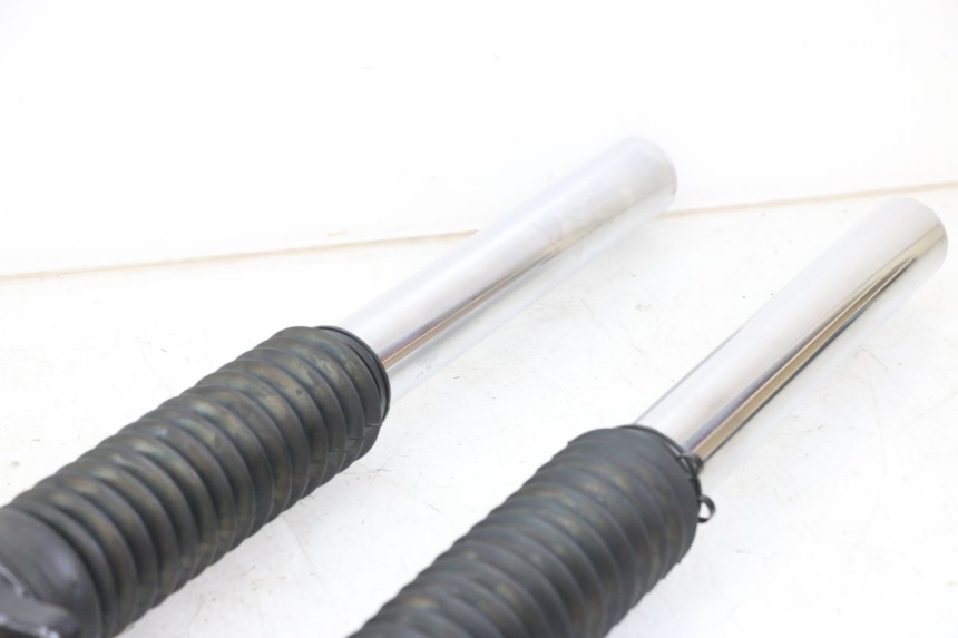 photo de FORKS LEG ROYAL ENFIELD SCRAM 411 (2022 - 2024) - Technical close-up