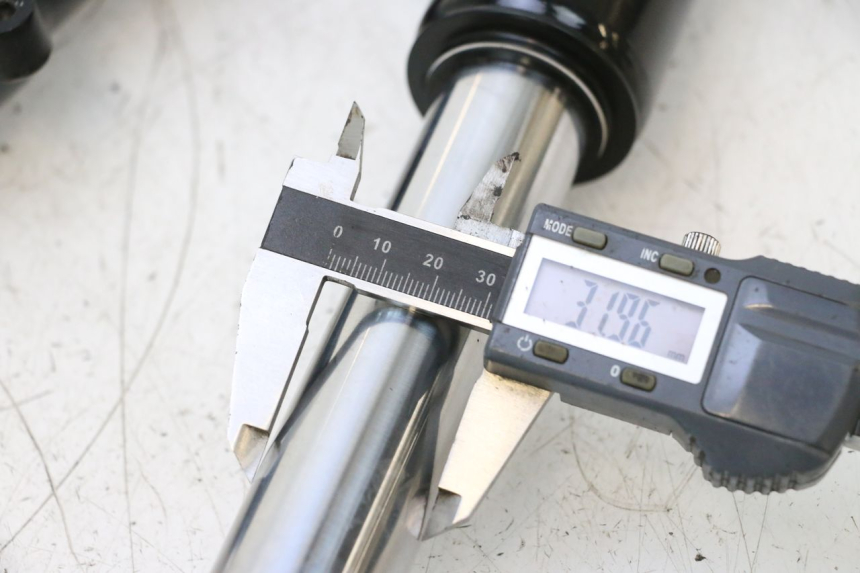 photo de FORKS LEG APRILIA SR MOTARD 50 (2012 - 2018) - Zoom on usage condition