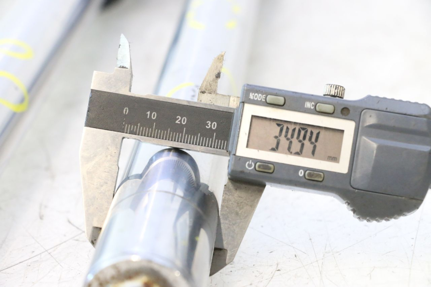 photo de FORKS LEG DAELIM VJ ROADWIN 125 (2004 - 2007) - Component detail