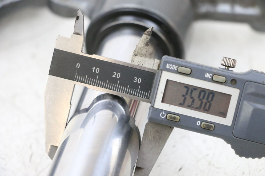 photo de FORK TUBE YAMAHA XMAX X-MAX 125 (2006 - 2009) - Zoom on usage condition