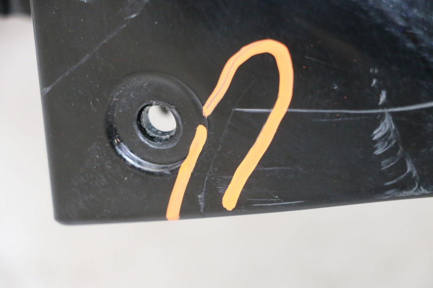 photo de FRONT FENDER SUZUKI BURGMAN 125 (2007 - 2014) - Additional view of the item