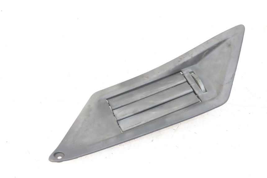 photo de RIGHT RADIATOR COVER GILERA NEXUS 125 (2009 - 2013) - Surface and material condition