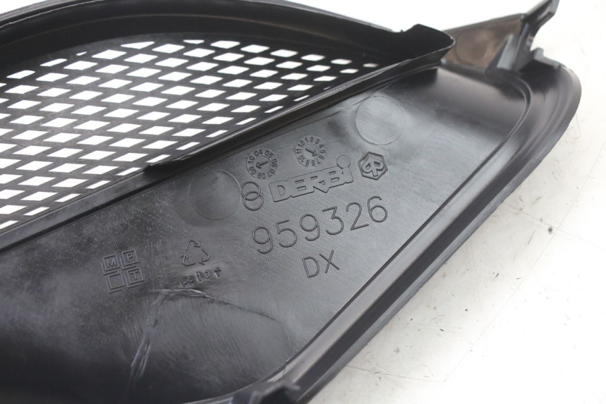 photo de RIGHT RADIATOR COVER PIAGGIO NRG POWER PUREJET 50 (2018 - 2021) - Technical close-up