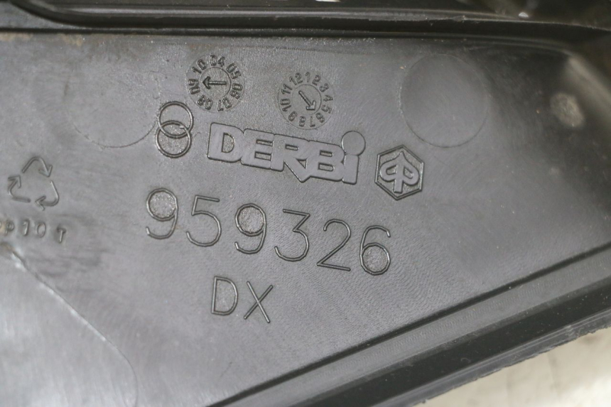 photo de RIGHT RADIATOR COVER PIAGGIO NRG POWER PUREJET 50 (2018 - 2021) - Zoom on usage condition