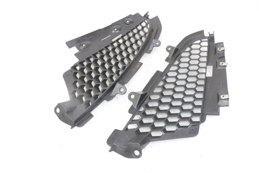 photo de RADIATOR COVER PIAGGIO IE MP3 YOURBAN 300 (2011 - 2016) - Alternative perspective