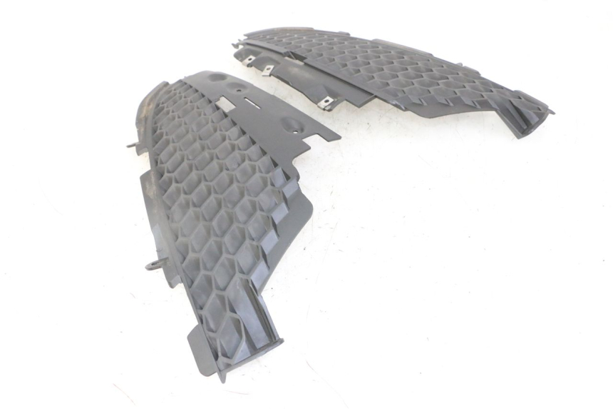 photo de RADIATOR COVER PIAGGIO IE MP3 YOURBAN 300 (2011 - 2016) - Technical close-up