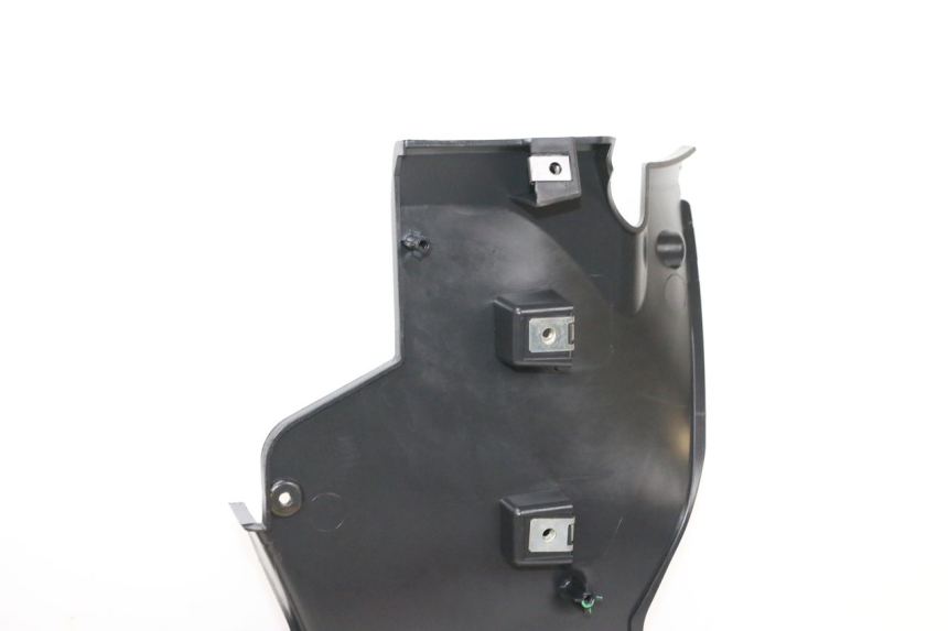 photo de RADIATOR COVER PIAGGIO MP3 HPE 300 (2019 - 2026) - Zoom on usage condition