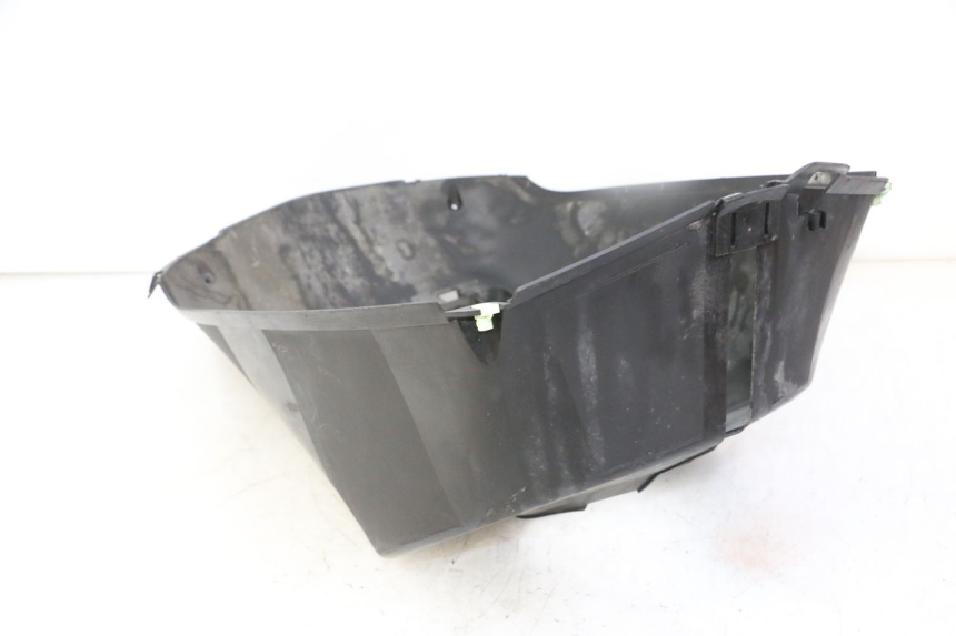 photo de RADIATOR COVER PEUGEOT SATELIS 125 (2013 - 2018) - Surface and material condition