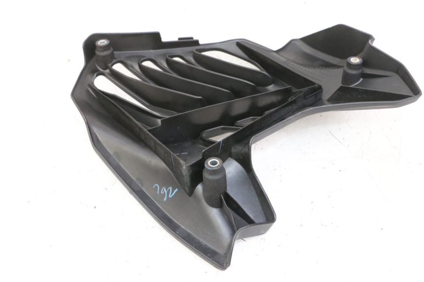 photo de RADIATOR COVER YAMAHA XMAX X-MAX 125 (2021 - 2025) - Zoom on usage condition