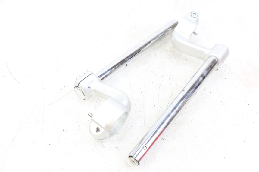 photo de HANDLEBAR ROYAL ENFIELD CONTINENTAL GT 650 (2019 - 2024) - Zoom on usage condition