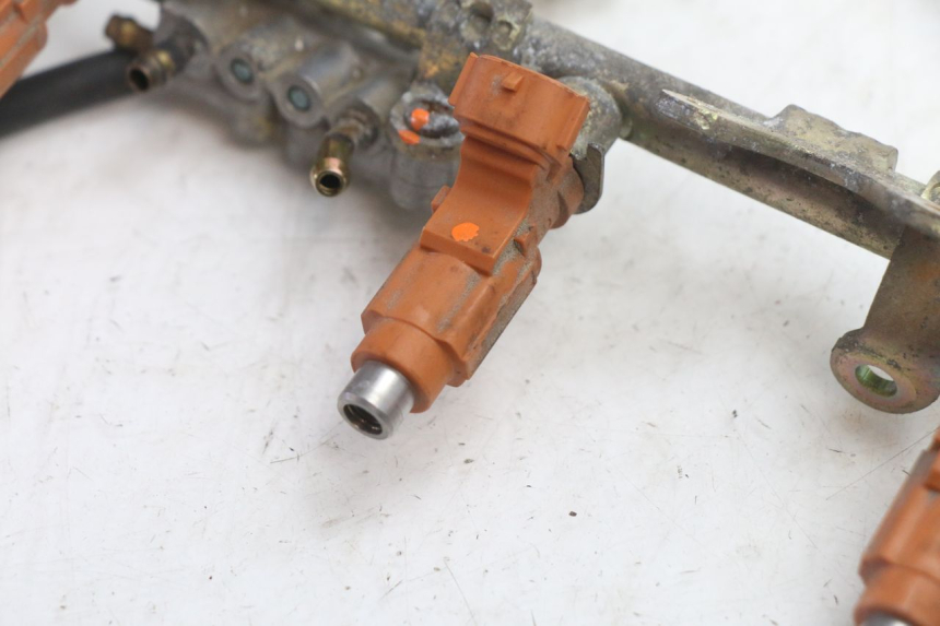 photo de FUEL INJECTOR YAMAHA FJR 1300 (2001 - 2005) - Alternative perspective