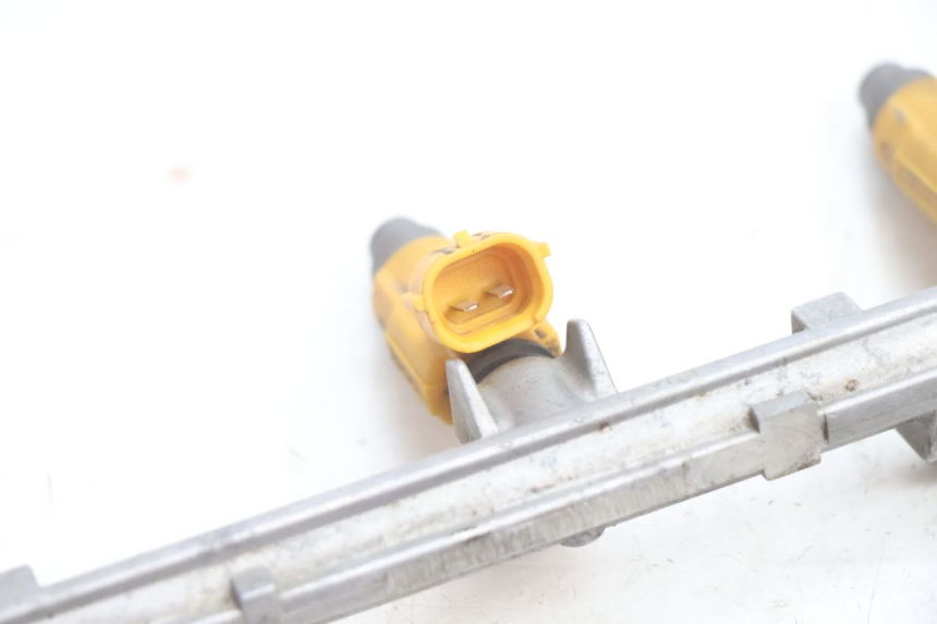 photo de FUEL INJECTOR YAMAHA FJR 1300 (2001 - 2005) - Alternative perspective