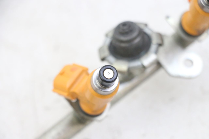 photo de FUEL INJECTOR YAMAHA XJ6 ABS 600 (2008 - 2016) - Technical close-up