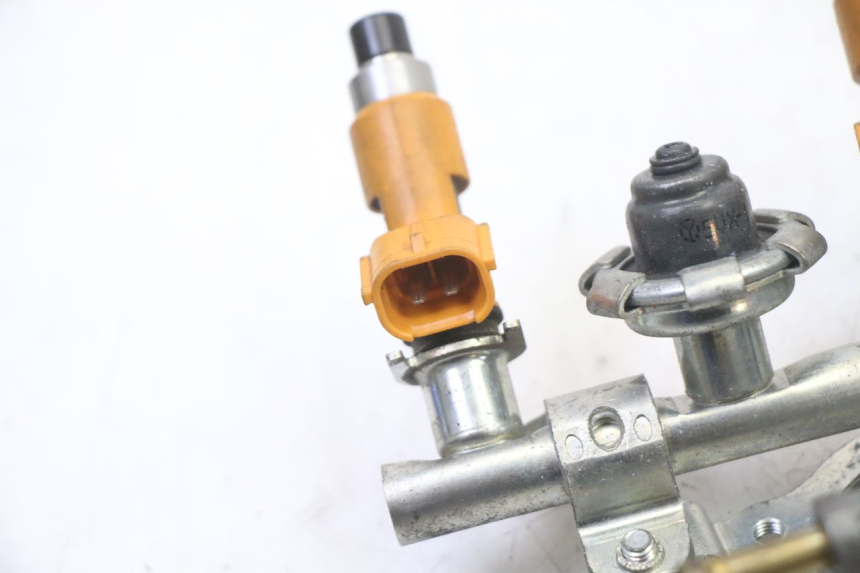 photo de FUEL INJECTOR YAMAHA XJ6 ABS 600 (2008 - 2016) - Alternative perspective