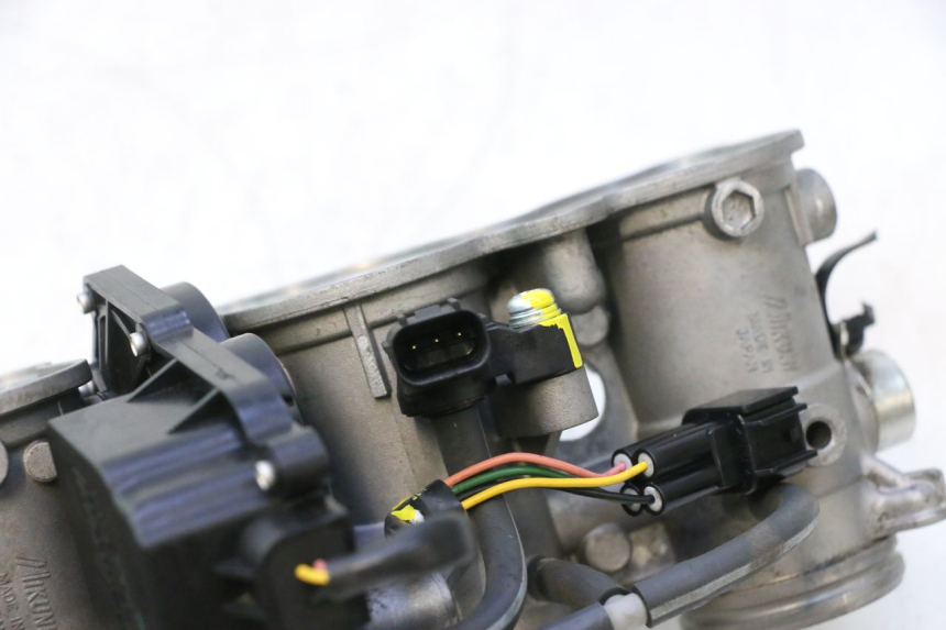 photo de INJECTION THROTTLE BODIES YAMAHA FZ8 800 (2010 - 2016) - Surface and material condition