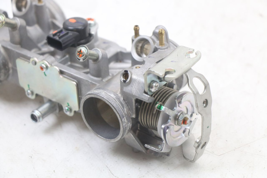photo de INJECTION THROTTLE BODIES ROYAL ENFIELD CONTINENTAL GT 650 (2019 - 2024) - Alternative perspective