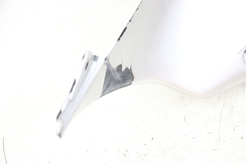 photo de RIGHT INNER FRONT FAIRING HONDA CBR F 1000 (1993 - 1996) - Fixing points details