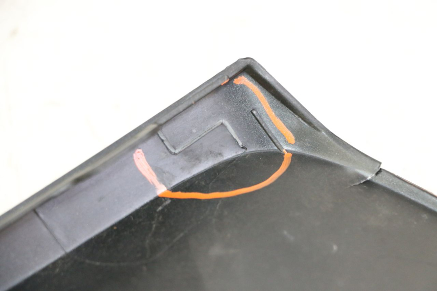 photo de RIGHT INNER FRONT FAIRING YAMAHA XMAX X-MAX 125 (2021 - 2025) - Technical close-up