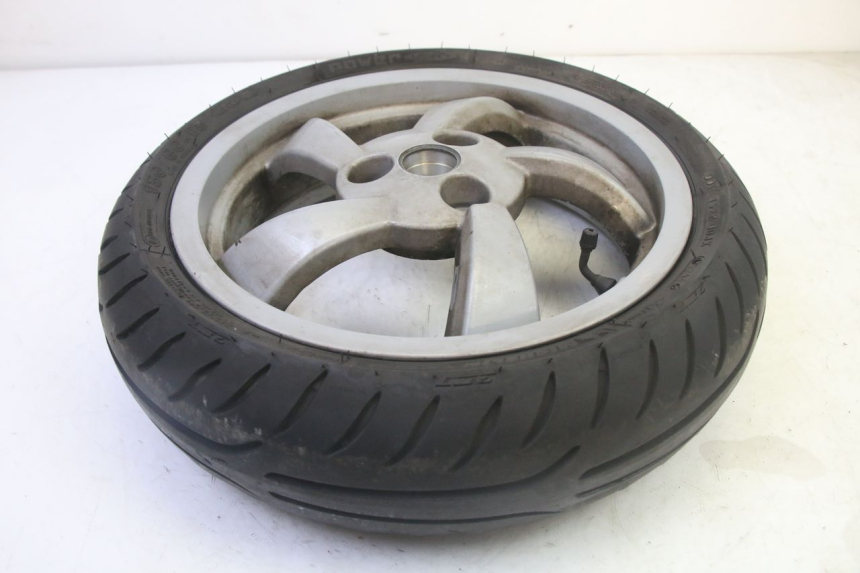 photo de REAR RIM AND TIRE PEUGEOT CITYSTAR 50 (2013 - 2017) - High-resolution close-up