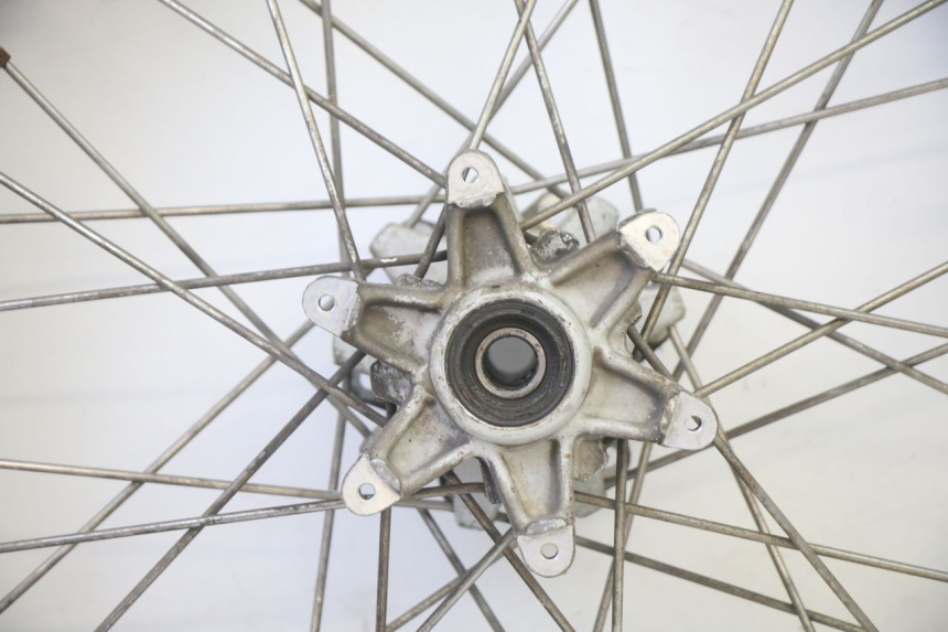 photo de REAR RIM AND TIRE APRILIA ETX 125 (1998 - 2002) - Technical close-up