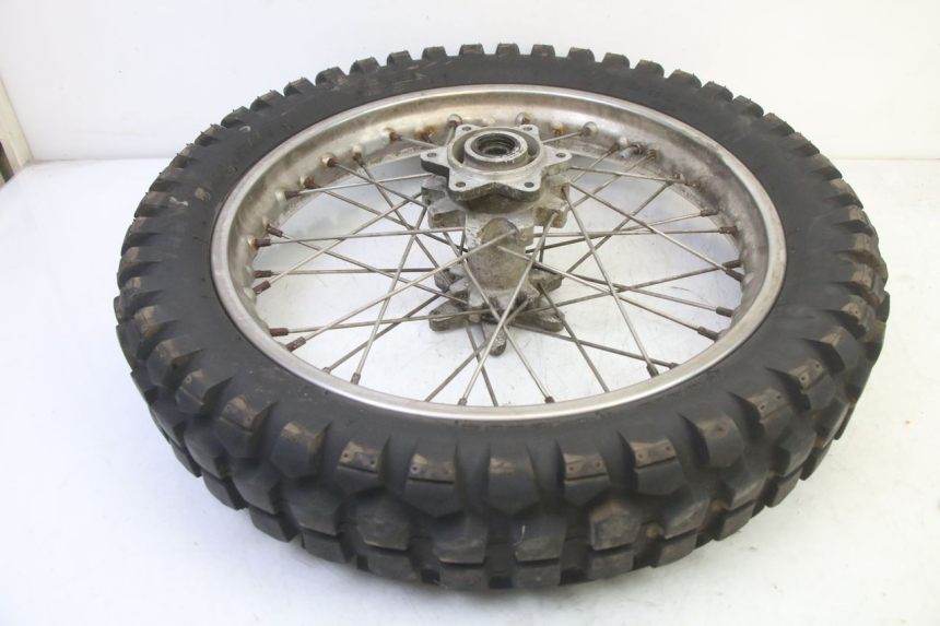 photo de REAR RIM AND TIRE APRILIA ETX 125 (1998 - 2002) - Fixing points details