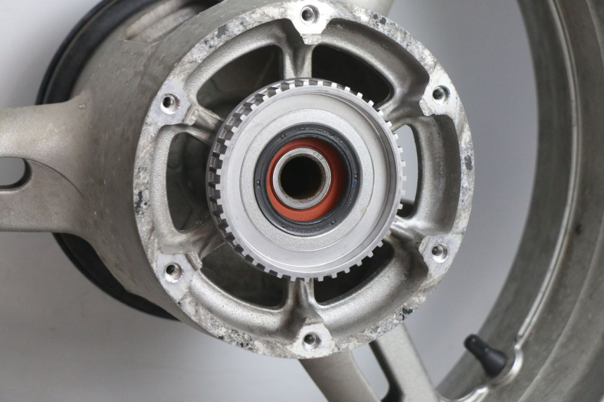 photo de REAR RIM AND TIRE YAMAHA FJR 1300 (2001 - 2005) - Alternative perspective