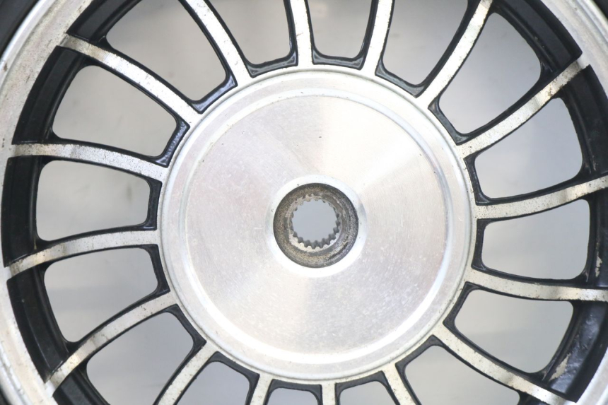 photo de REAR RIM AND TIRE VENESI FLY RETRO 4T 50 (2020 - 2025) - Technical close-up