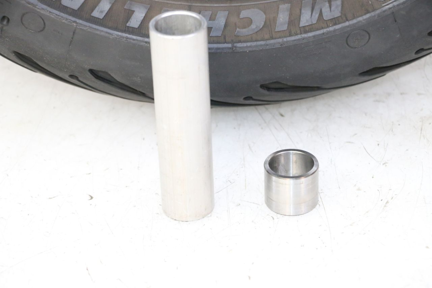 photo de REAR RIM AND TIRE YAMAHA FZ6 FAZER S2 600 (2007 - 2011) - Fixing points details