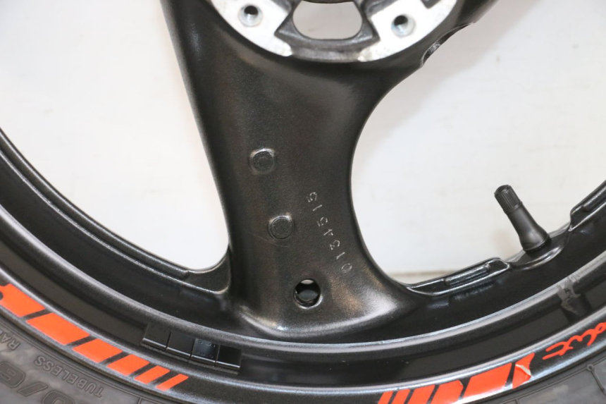 photo de REAR RIM AND TIRE SUZUKI GSF N BANDIT 600 (1996 - 1999) - Alternative angle