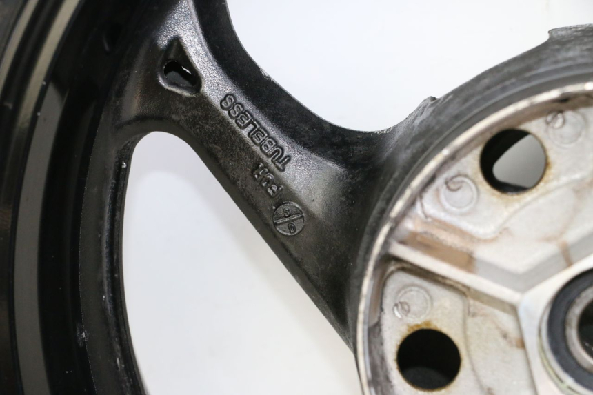 photo de REAR RIM AND TIRE SUZUKI GSR 750 (2011 - 2017) - High-resolution close-up