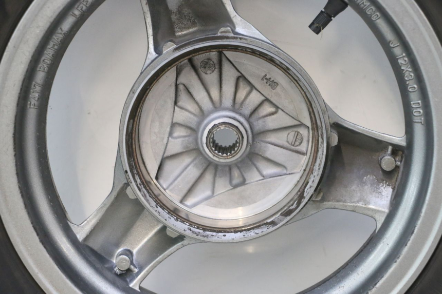 photo de REAR RIM AND TIRE KYMCO MOVIE S 125 (2009 - 2018) - High-resolution close-up