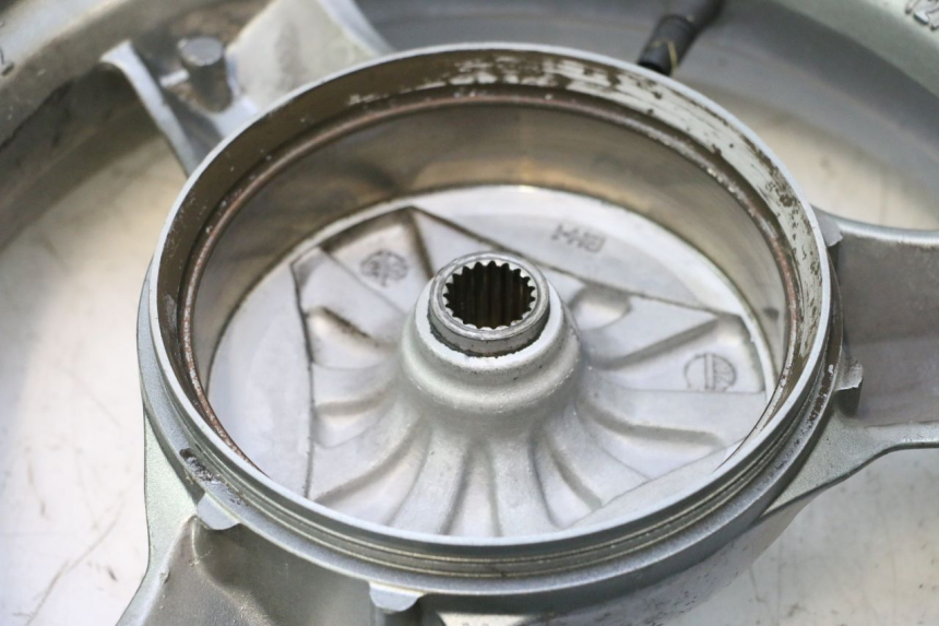 photo de REAR RIM AND TIRE KYMCO MOVIE S 125 (2009 - 2018) - Fixing points details