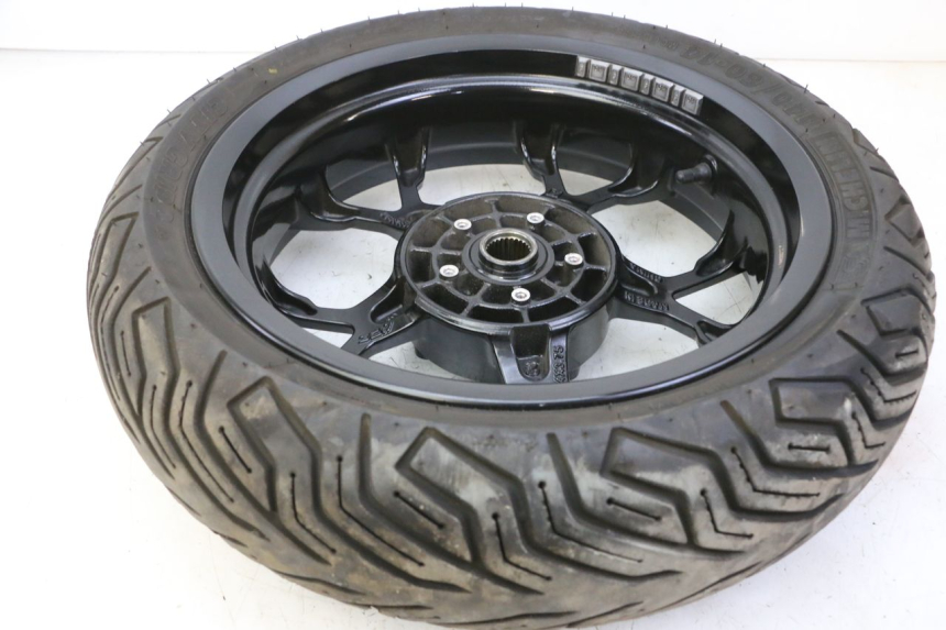 photo de REAR RIM AND TIRE PIAGGIO MP3 HPE 310 (2024 - 2025) - Technical close-up