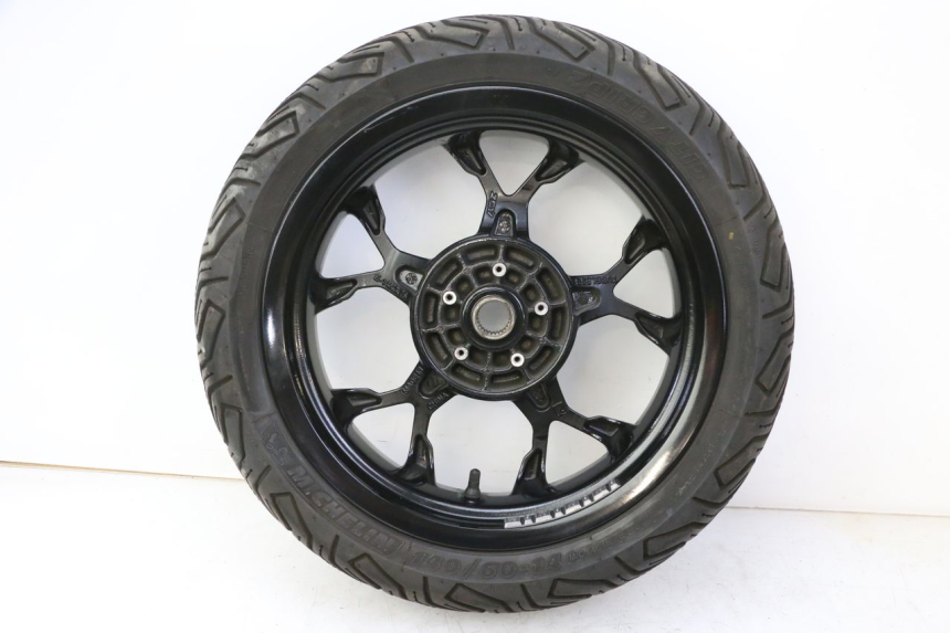 photo de REAR RIM AND TIRE PIAGGIO MP3 HPE 310 (2024 - 2025) - Surface and material condition