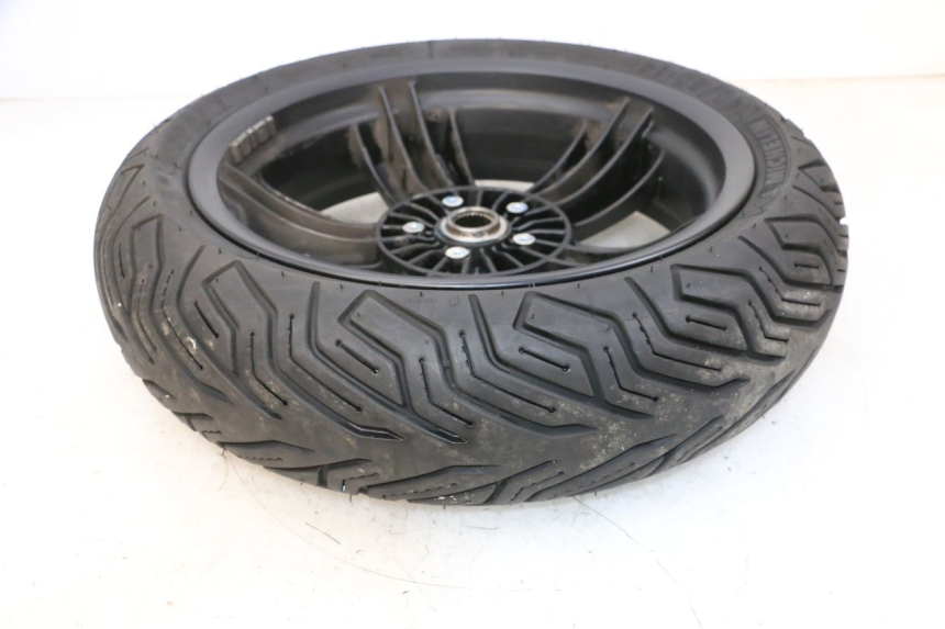 photo de REAR RIM AND TIRE PIAGGIO MP3 HPE 300 (2019 - 2026) - Zoom on usage condition