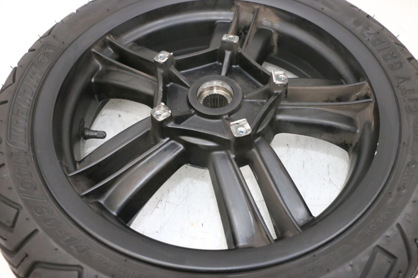 photo de REAR RIM AND TIRE PIAGGIO MP3 HPE 300 (2019 - 2026) - Technical close-up