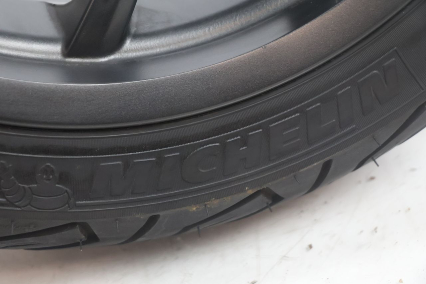photo de REAR RIM AND TIRE PIAGGIO MP3 HPE 530 (2022 - 2026) - Alternative angle