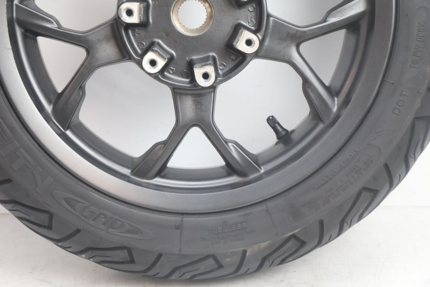 photo de REAR RIM AND TIRE PIAGGIO MP3 HPE 530 (2022 - 2026) - Zoom on usage condition